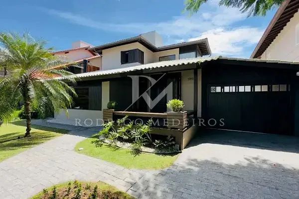 Casa à venda com 4 dormitórios e 2 suítes  300m² de área construída