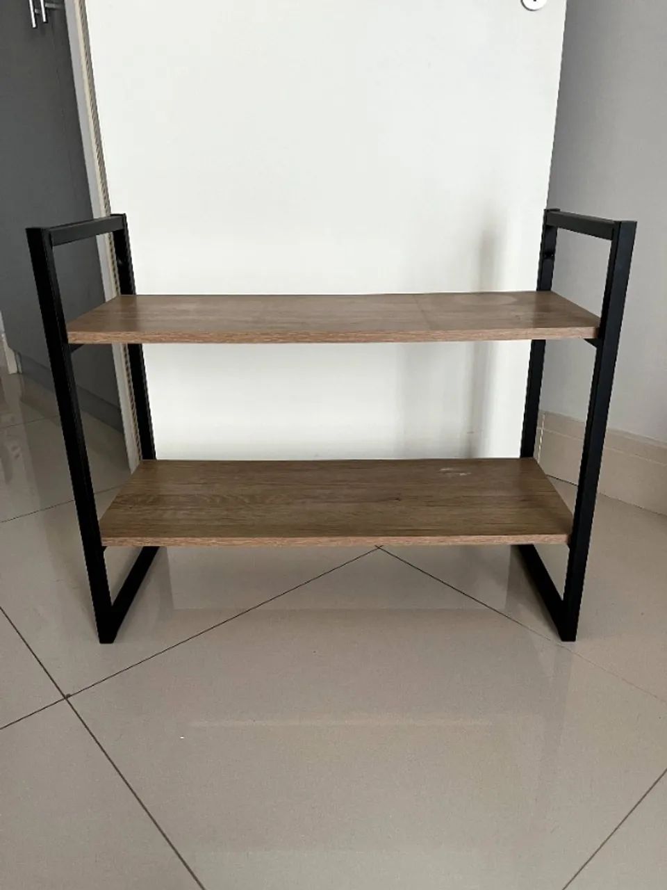 Vendo conjunto com 2 Mesas de escritorio/area externa e Prateleiras multi uso - Foto 2