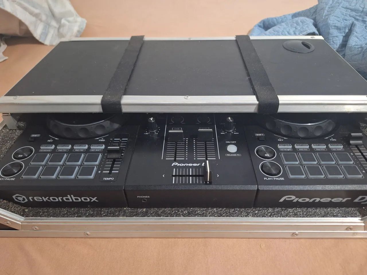 Controladora DDJ-400 com case de madeira