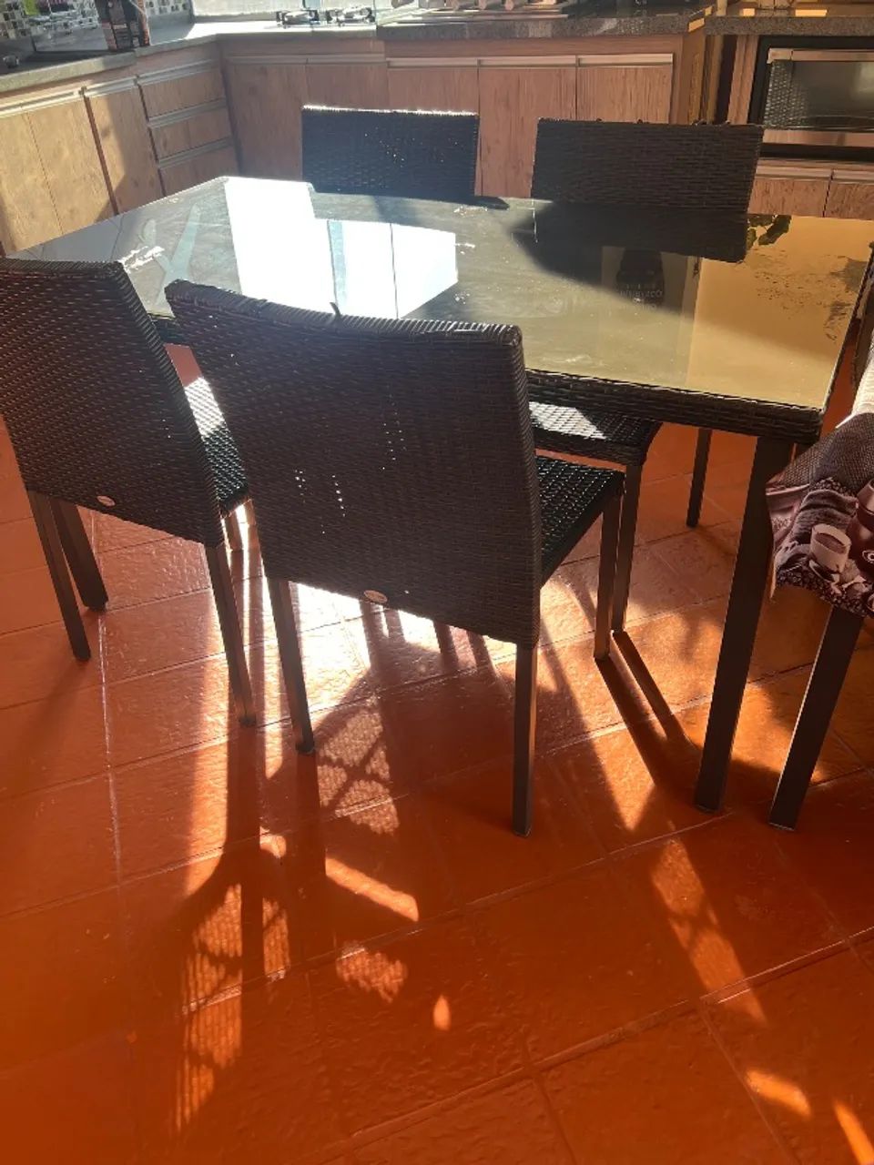 Mesa de vime com tampo de vidro e 4 cadeiras - Foto 2