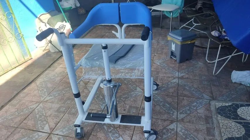 CADEIRA DE TRANSFERÊNCIA DE PACIENTE ACAMADO COM RODAS. PARA BANHO E APOIO. COMPACTA E LEV - Foto 5