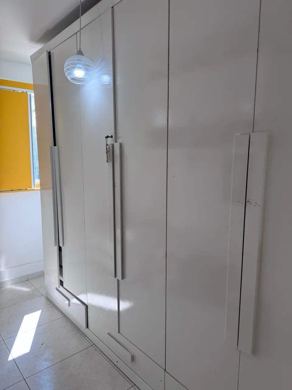 Vendo guarda-roupa  bem dividido - Foto 4