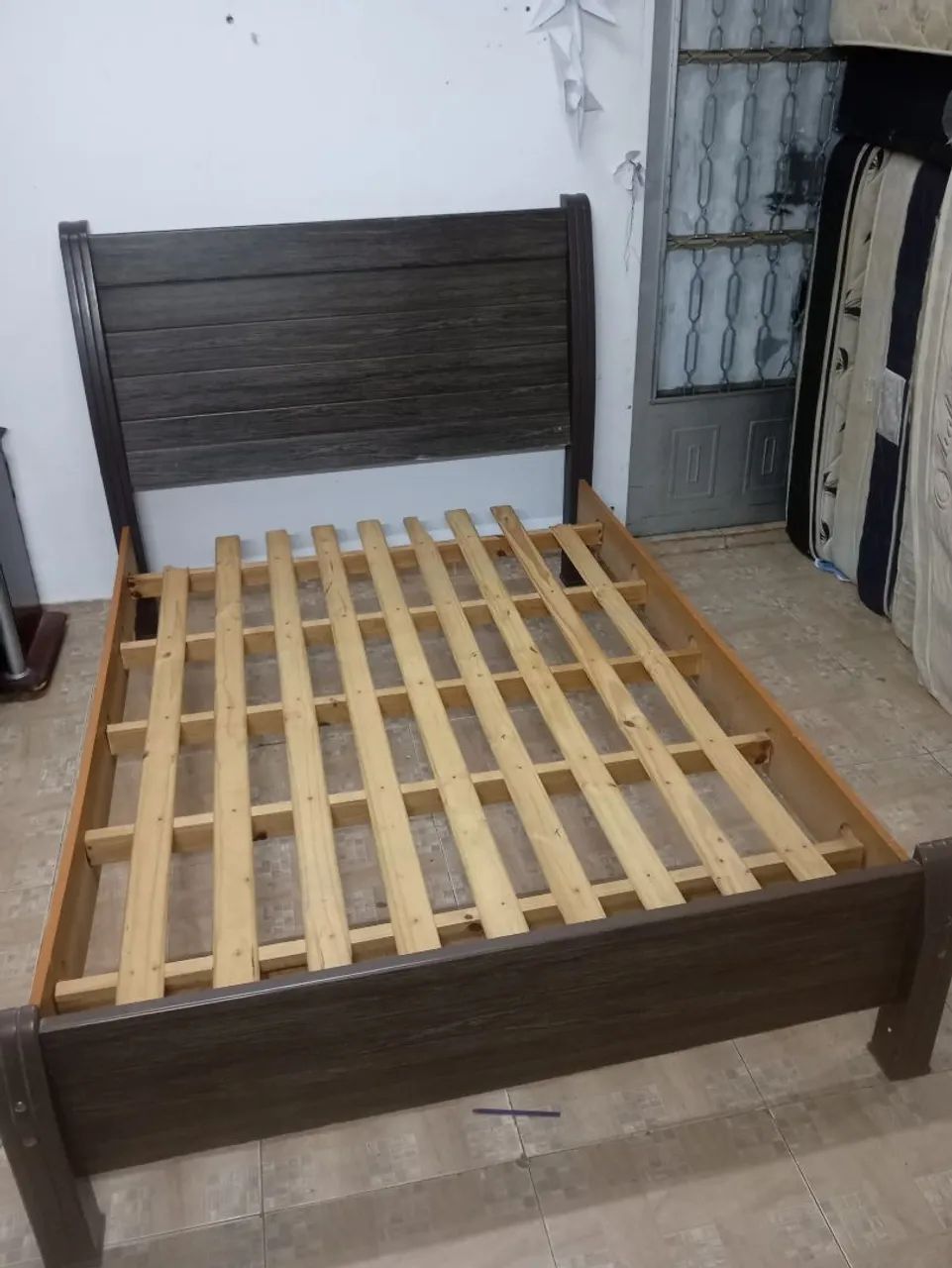 Cama de casal de madeira 