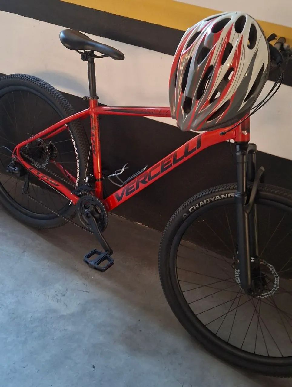 Bicicleta aro 29 com capacete  - Foto 2