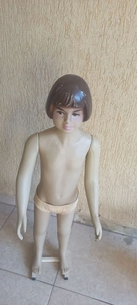 MANEQUIM PLÁSTICO INFANTIL COM PEDESTAL EM ESTADO DE ZERO 