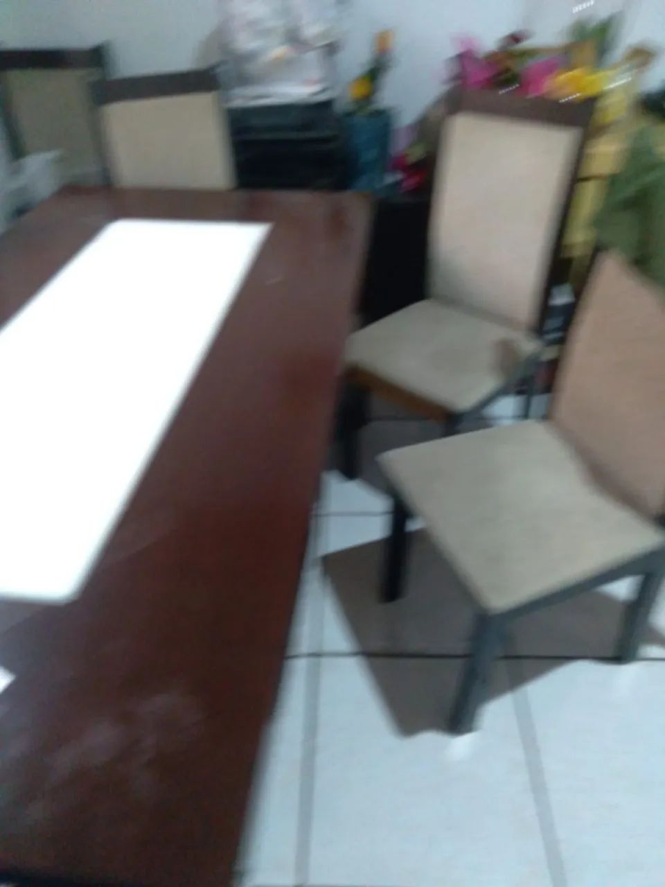 Mesa de jantar com placa de vidro no meio - Foto 2