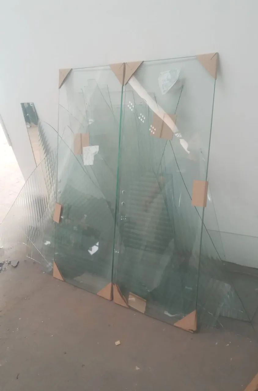vendo os vidros de uma janela. 1