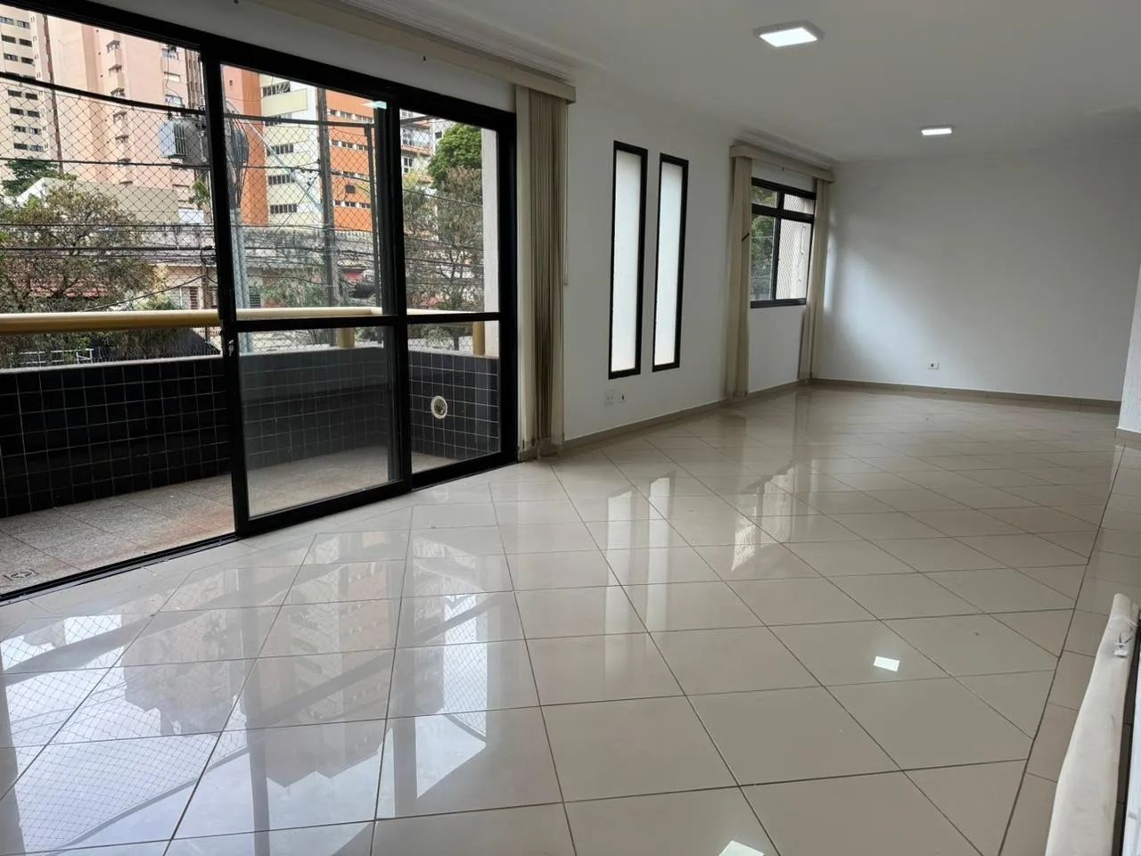 Apartamento duplex para locação no Edifício Manhattan com 4 dormitórios e 190 m² no Centro