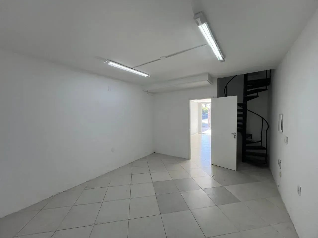 Linda loja com mezanino, 77m2, divisórias, Quintas do Lago. - Foto 3