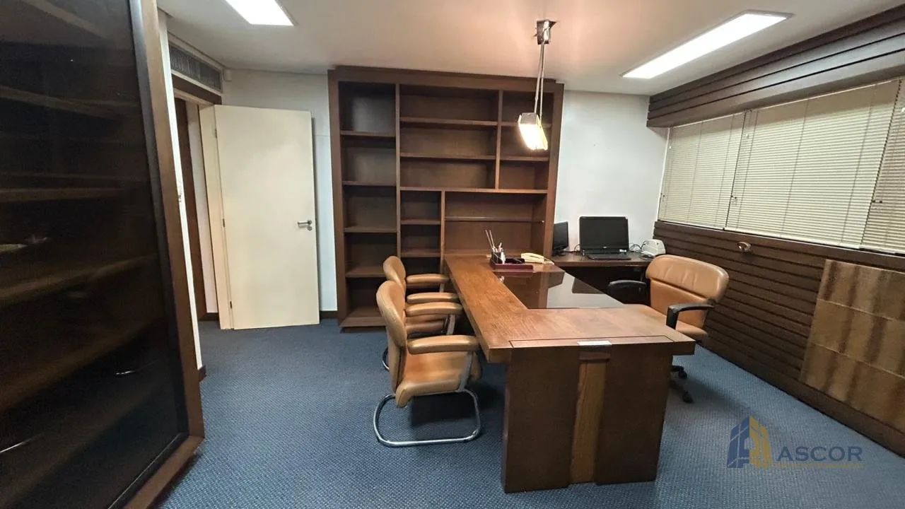 Sala comercial mobiliada com 8 banheiros e 5 vagas em localização privilegiada no Centro - Foto 2