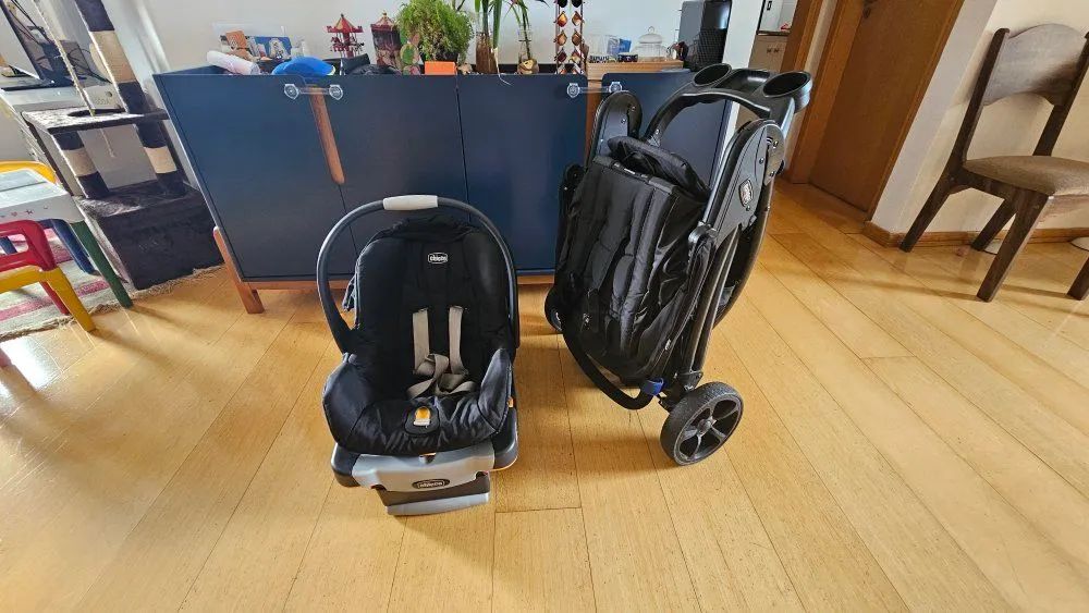 Carrinho Chicco Viaro Travel System com bebê conforto e base - Foto 5