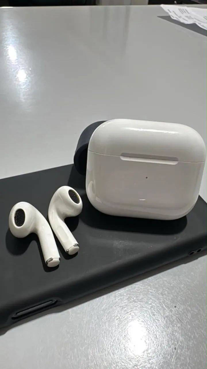 Apple AirPods 3ª Geração Case com Capa - Semi Usado - Foto 3