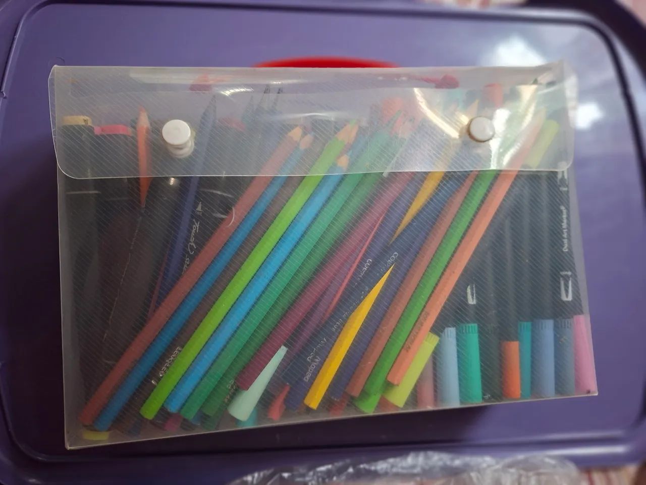 Maleta com 107 itens canetinhas e lápis de cor.  - Foto 3