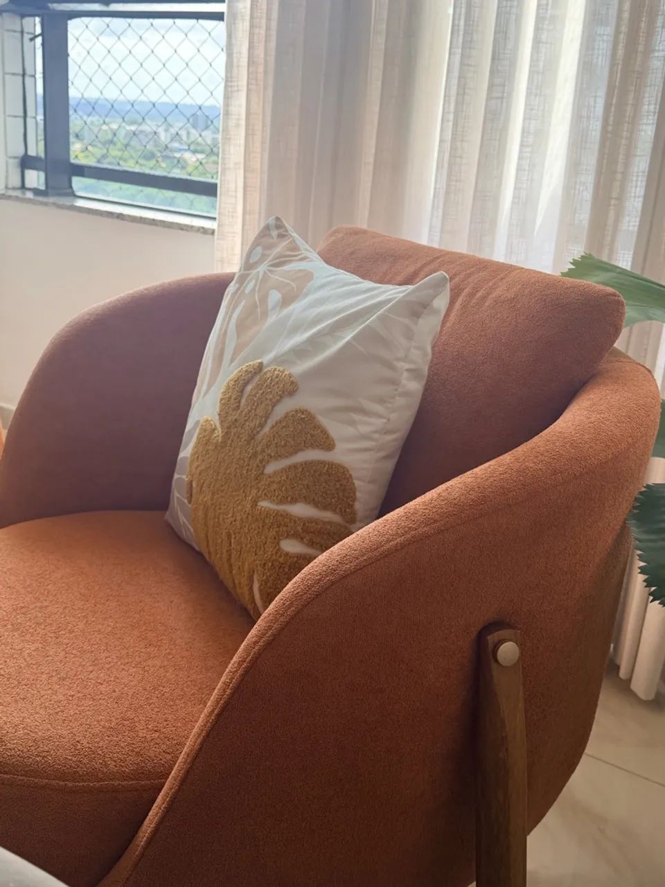 Vendo par de poltronas em madeira maciça  - Foto 4
