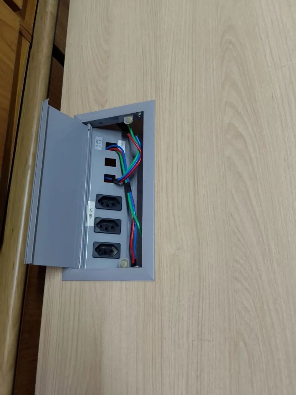 Mesa de Escritório com Caixa de Tomadas Integrada - 1,00m x 0,80m - Foto 2