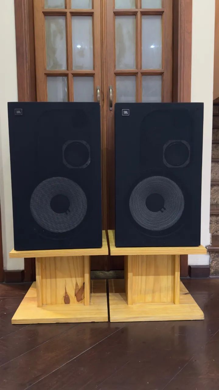 JBL L100 Century Original - Caixas de som vintage década de 70 + Pedestais de madeira