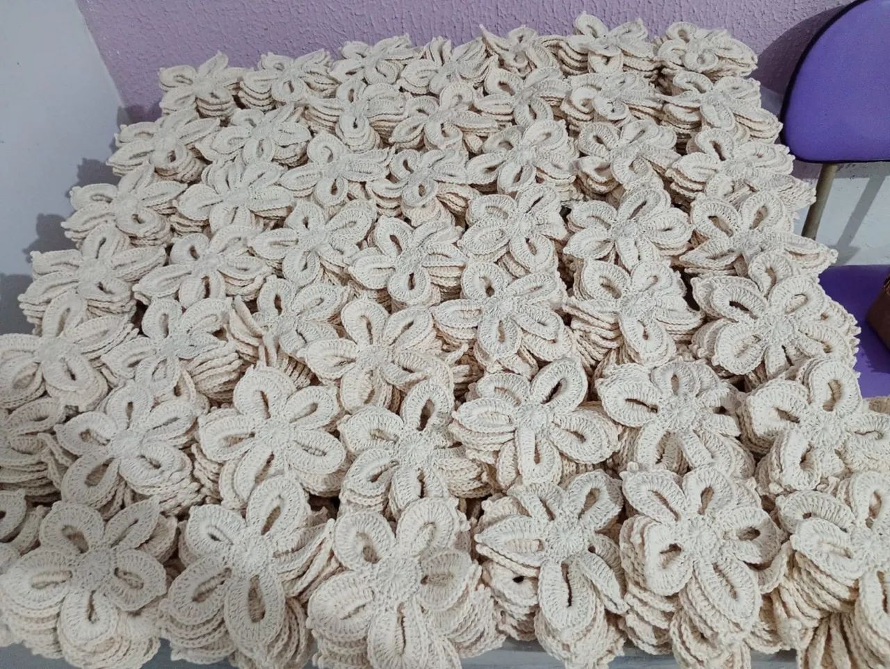 Rosas de crochê com cordão barroco