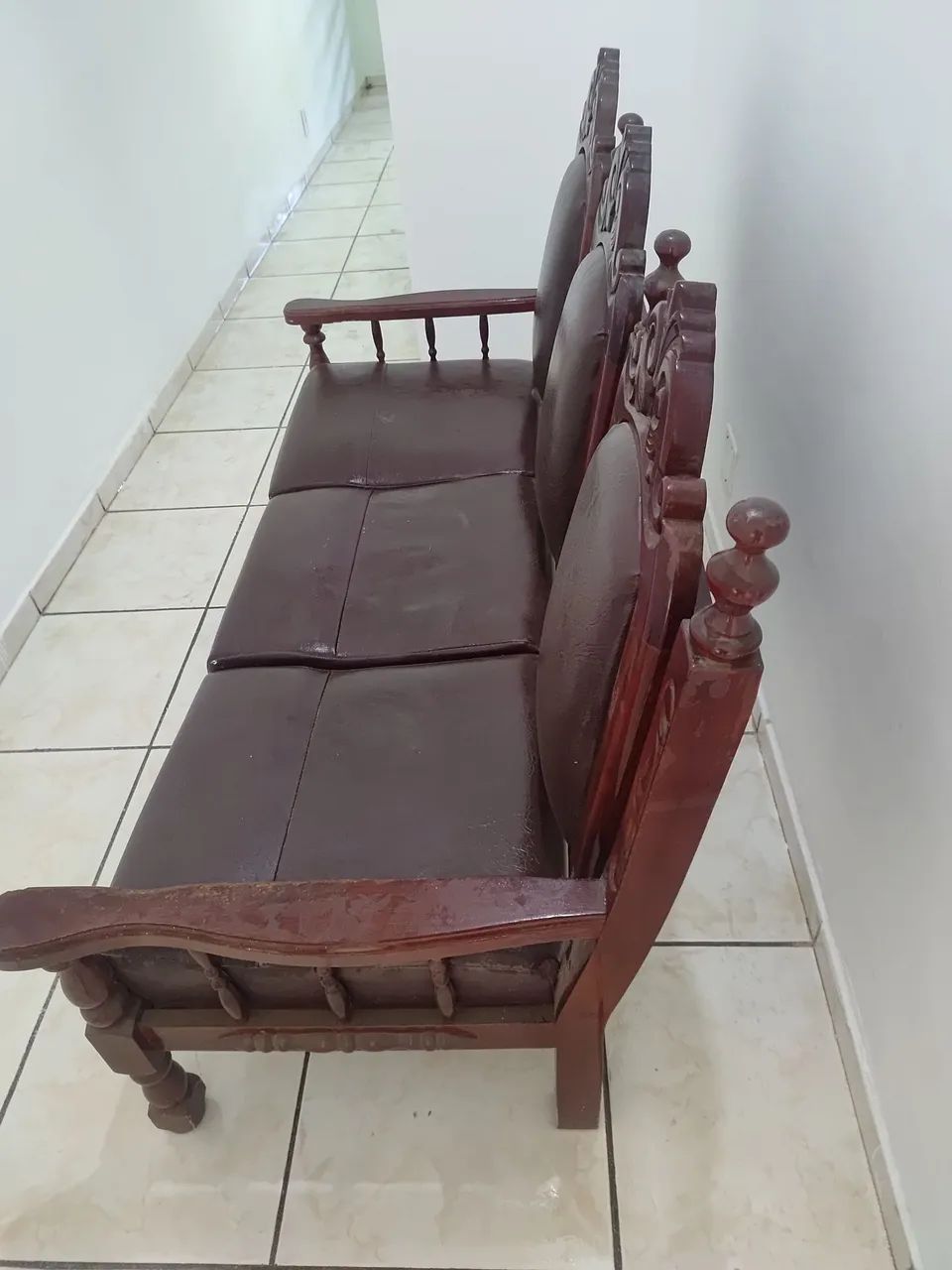 Vendo poltrona 4 lugares de madeira maciça  - Foto 4