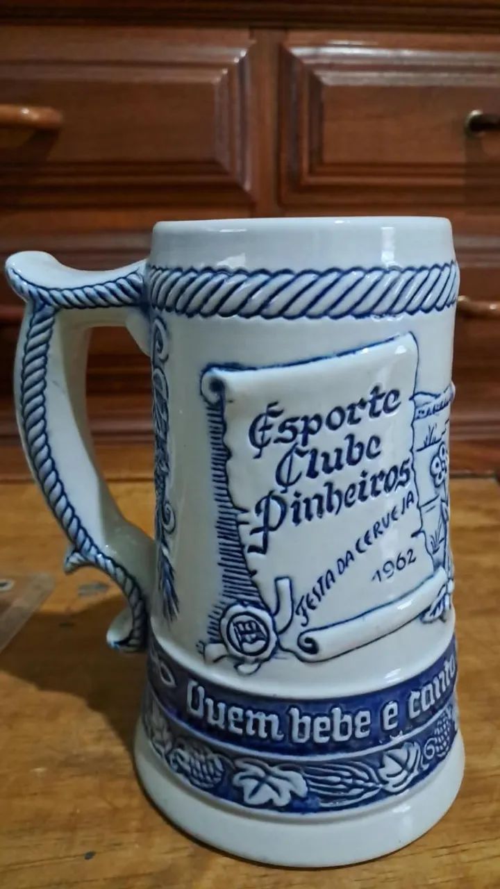 Caneca antiga de cerâmica