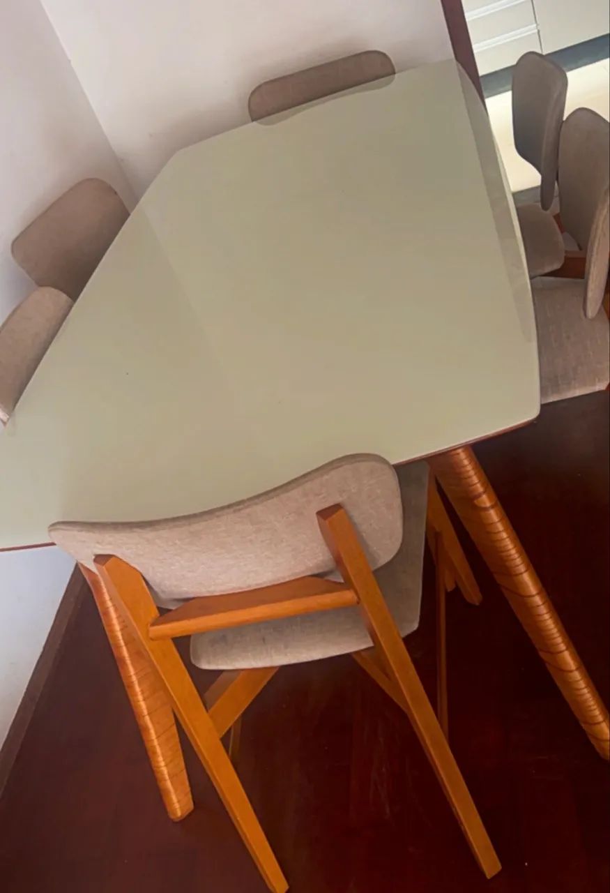 Conjunto de mesa de jantar de madeira maciça com 6 cadeiras! Super bem conservada! - Foto 3