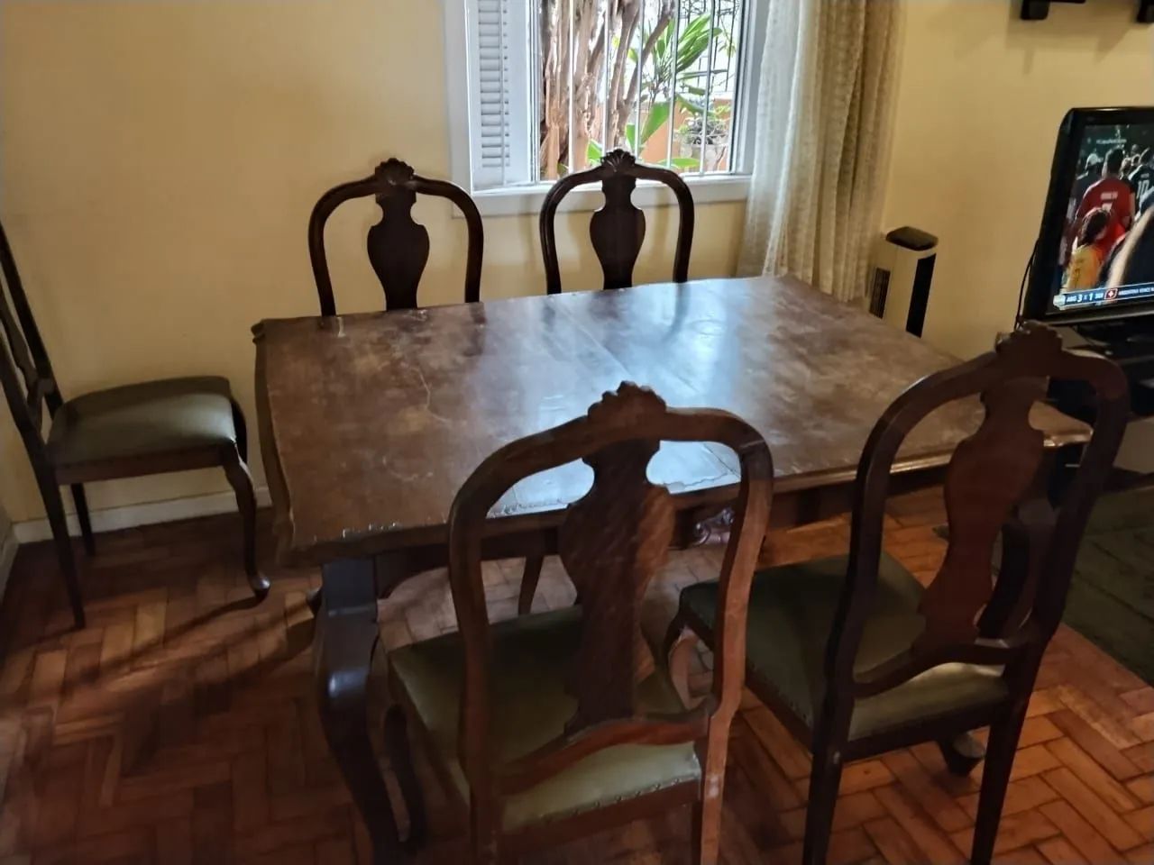 Mesa de jantar de madeira com 5 cadeiras  - Foto 4