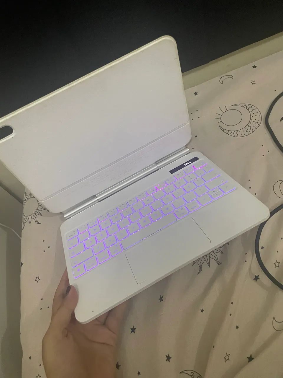 Capa Teclado Magnética Bettdow p/ iPad com Trackpad, RGB e Visor LED - Branca - Foto 2