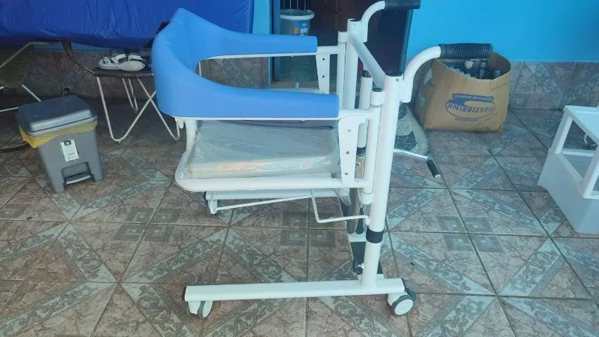 CADEIRA DE TRANSFERÊNCIA DE PACIENTE ACAMADO COM RODAS. PARA BANHO E APOIO. COMPACTA E LEV - Foto 2