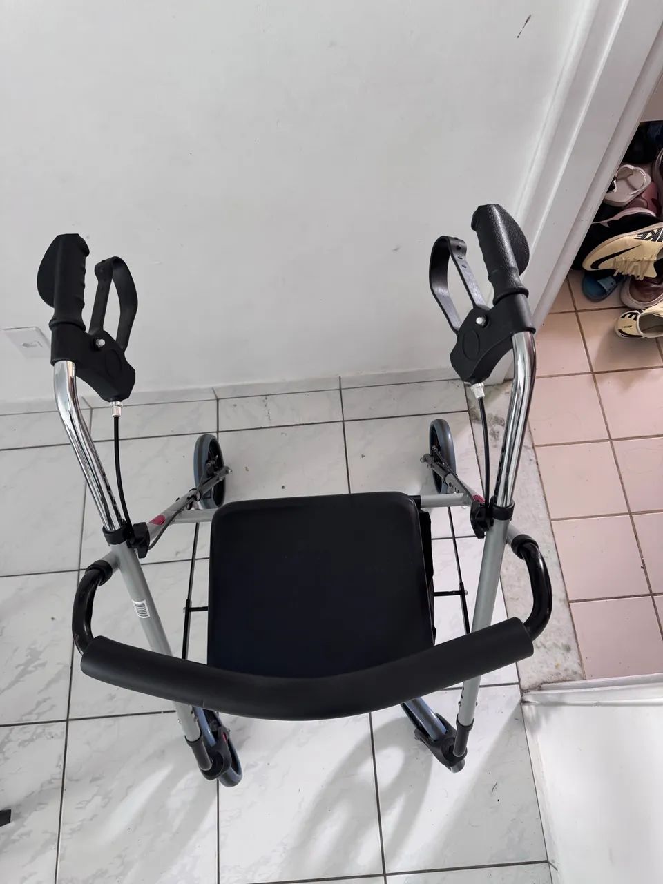 Vendo Andador dobrável e grade para cama - Foto 3
