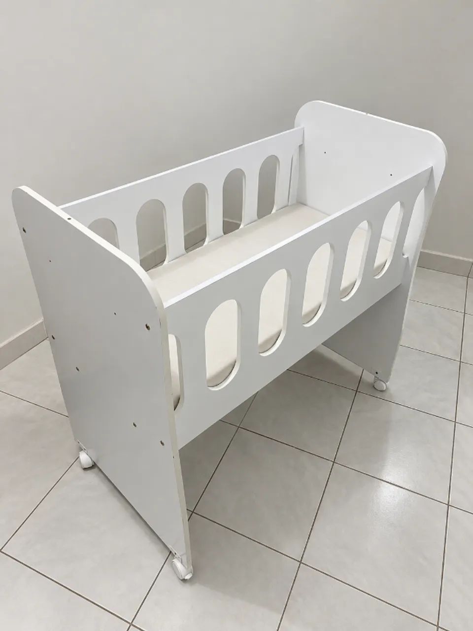 Mini Berço Moisés Branco com Colchão e Rodinhas