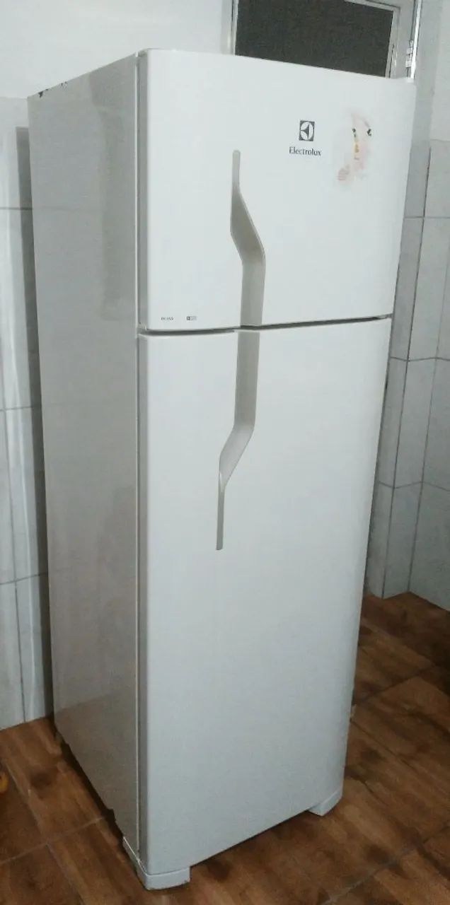 Geladeira dúplex Electrolux 900,00