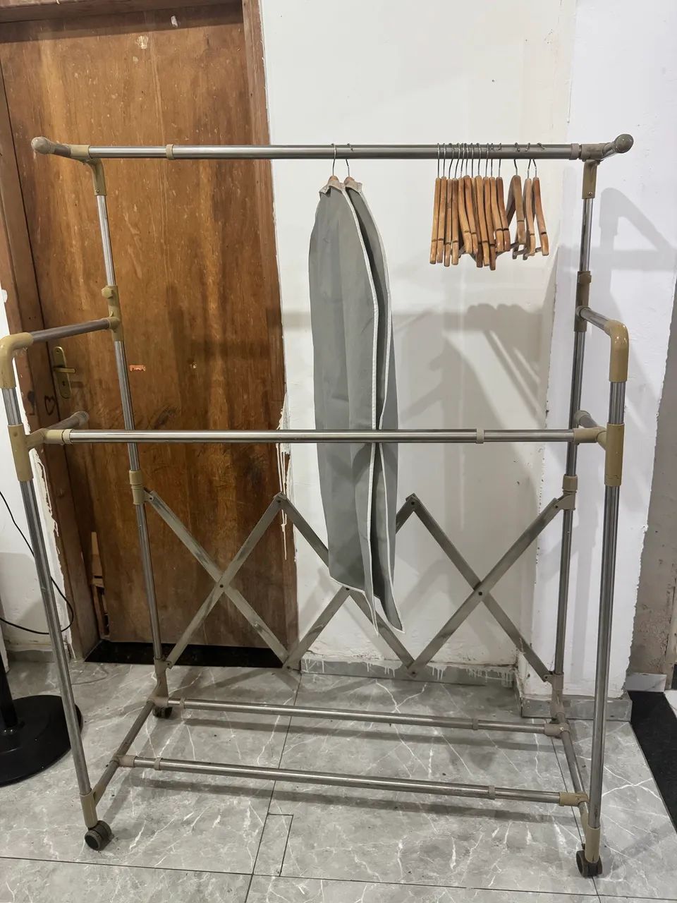 Cabideiro arara cromado para roupas com rodinha 