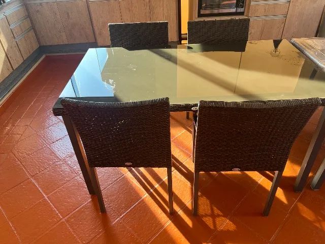 Mesa de vime com tampo de vidro e 4 cadeiras - Foto 3