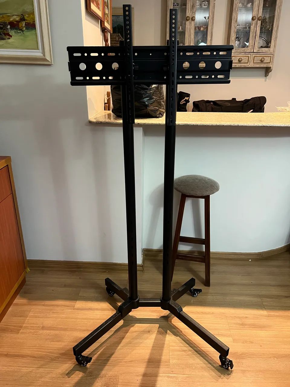 Suporte Pedestal TV Até 70 polegadas com Rodinhas - 1 mês de uso! - Foto 2
