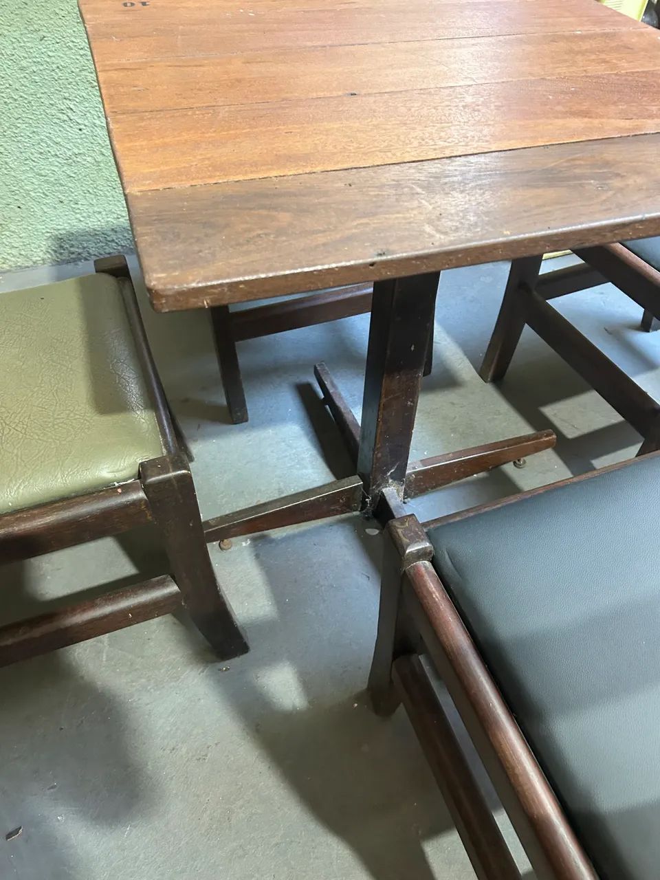 Mesa 4  cadeiras em madeira lei - Foto 4