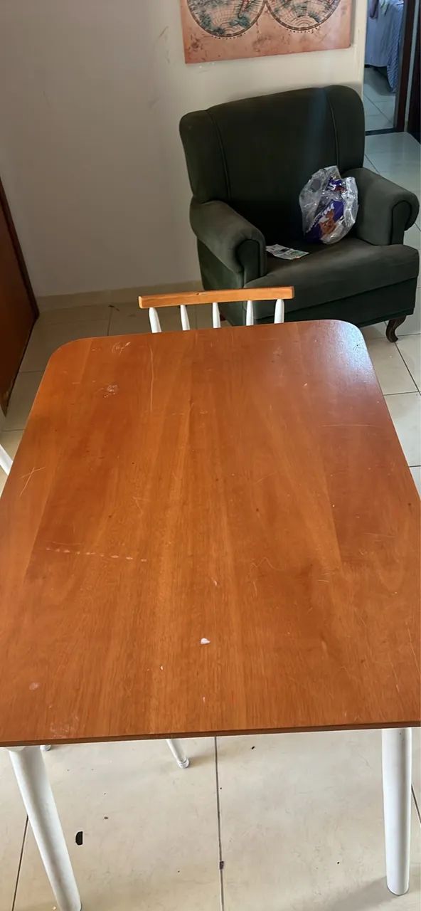 Mesa de madeira com 3 cadeiras 