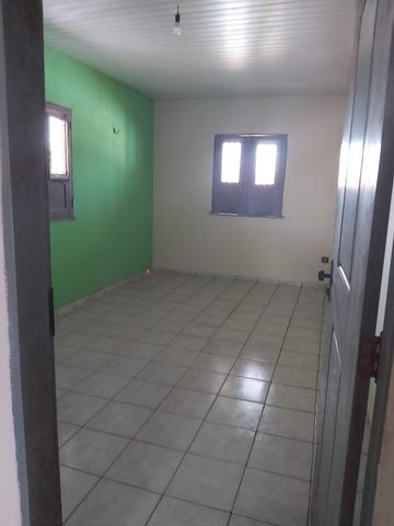 Alugo casa no cohatrac/ sendo 6 quartos e 3 banheiros