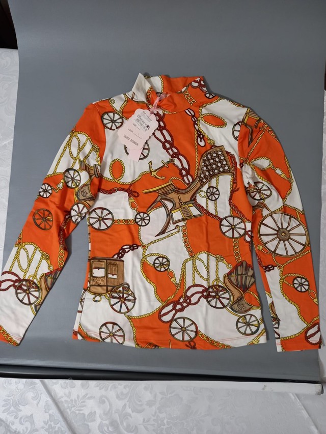 Blusa de manga longa e gola