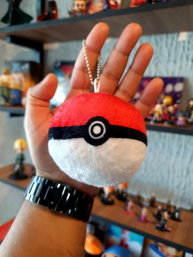 Pokébola Edição Limitada de Pokémon + Chaveiro Pokemon(aleatório)