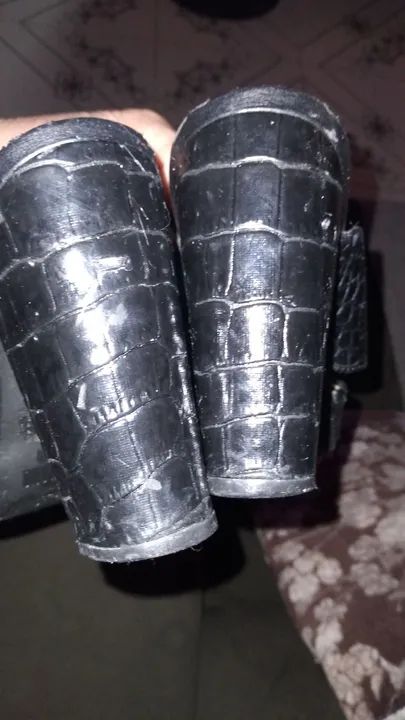 Sandália preta de salto alto com textura de crocodilo - Foto 2