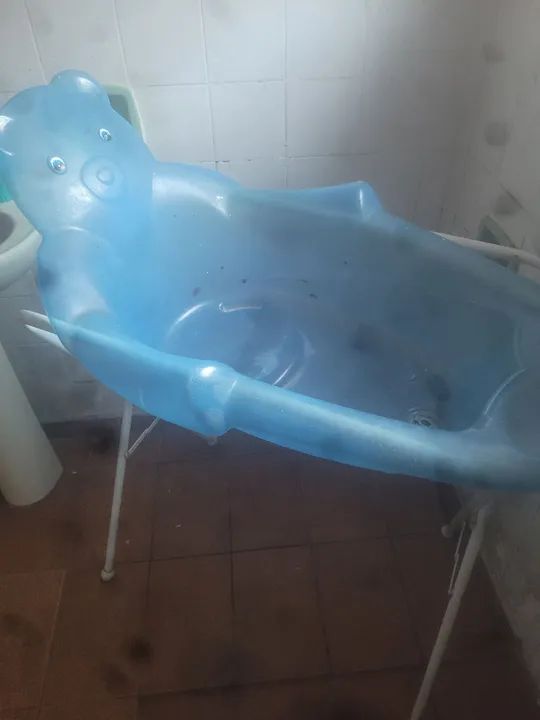 Vendo Banheira de plástico com suporte seminova