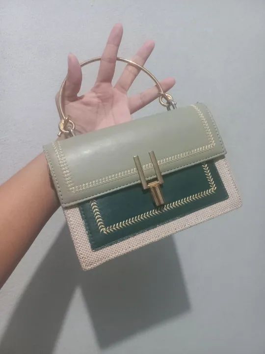 Bolsa elegante com verde com detalhes dourados