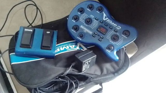 Pedaleira BEHRINGER V AMP 2 