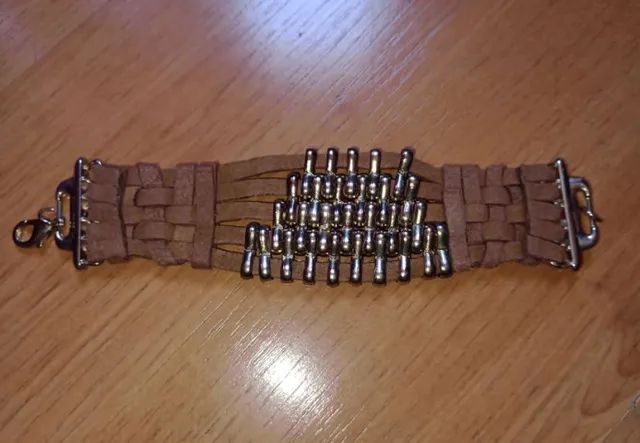 Bracelete de couro com berloques dourados - Foto 5