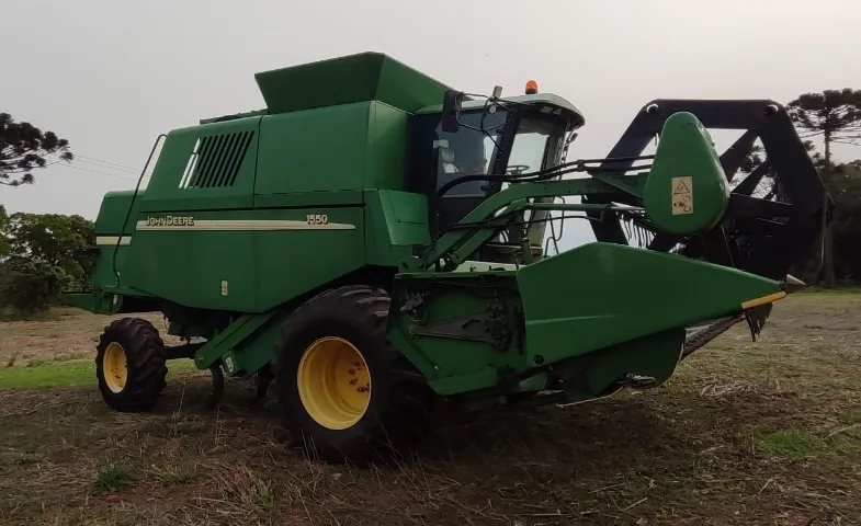 Colheitadeira John Deere - JD 1550 VB. Fabricação 2004