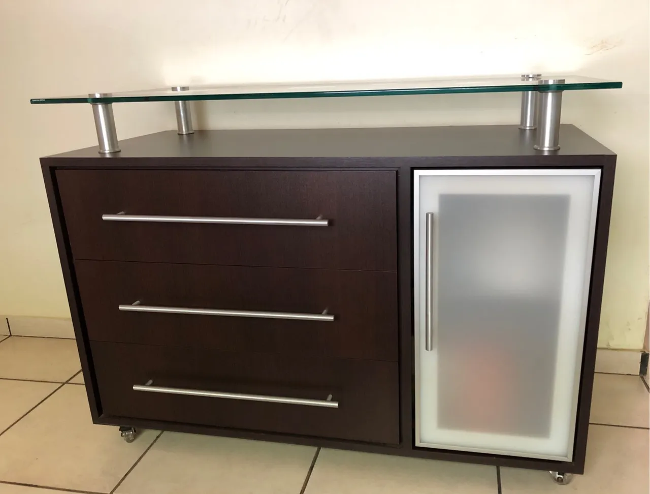 Rack em MDF com tampo de vidro