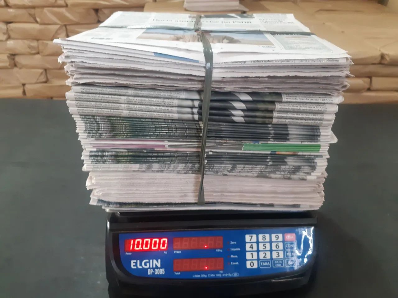 Jornal Para Pet 10KG $6.00KG Folhas Grandes 58x65 - Foto 4