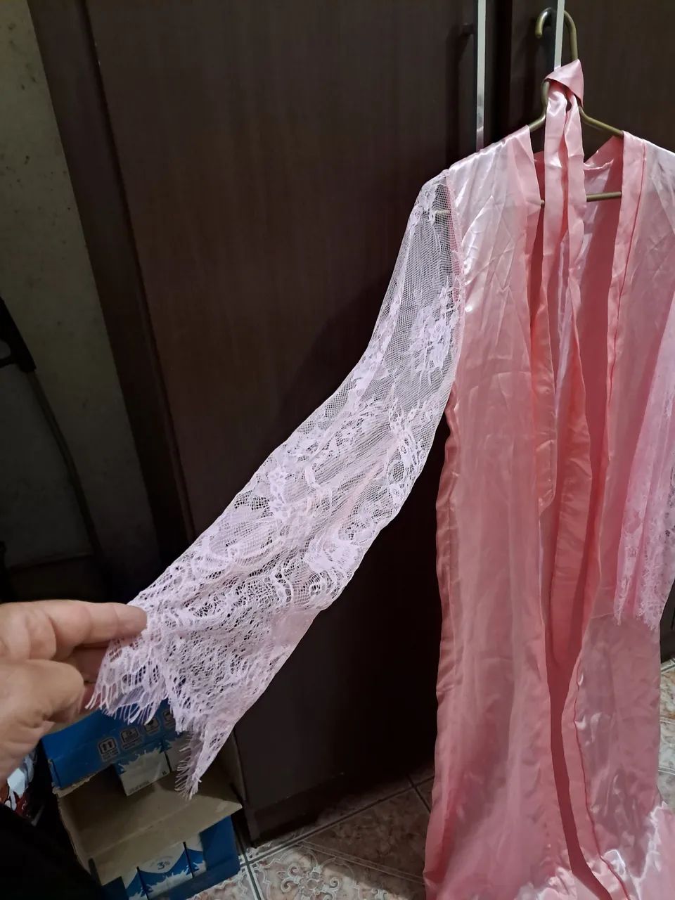 Robe de Cetim Rosa com Detalhe em Renda - Foto 3