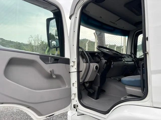 Volkswagen 15-180 Constellation com Baú 7 metros - Foto 5