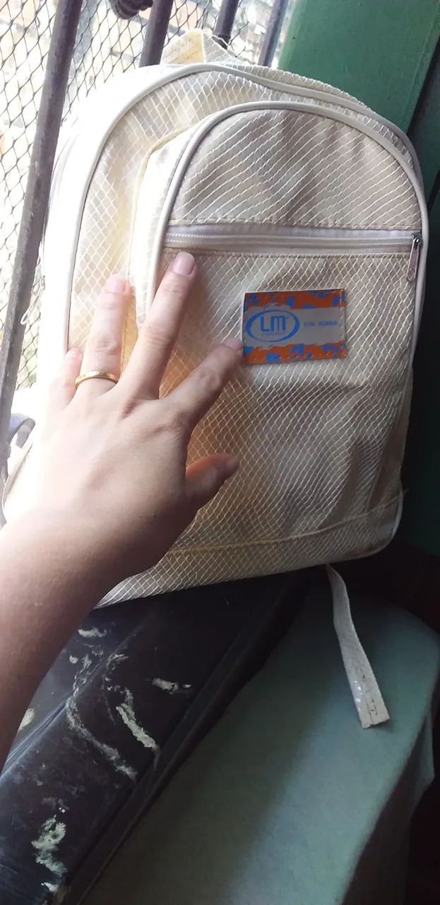 Mochila bege com detalhes em branco - Foto 2