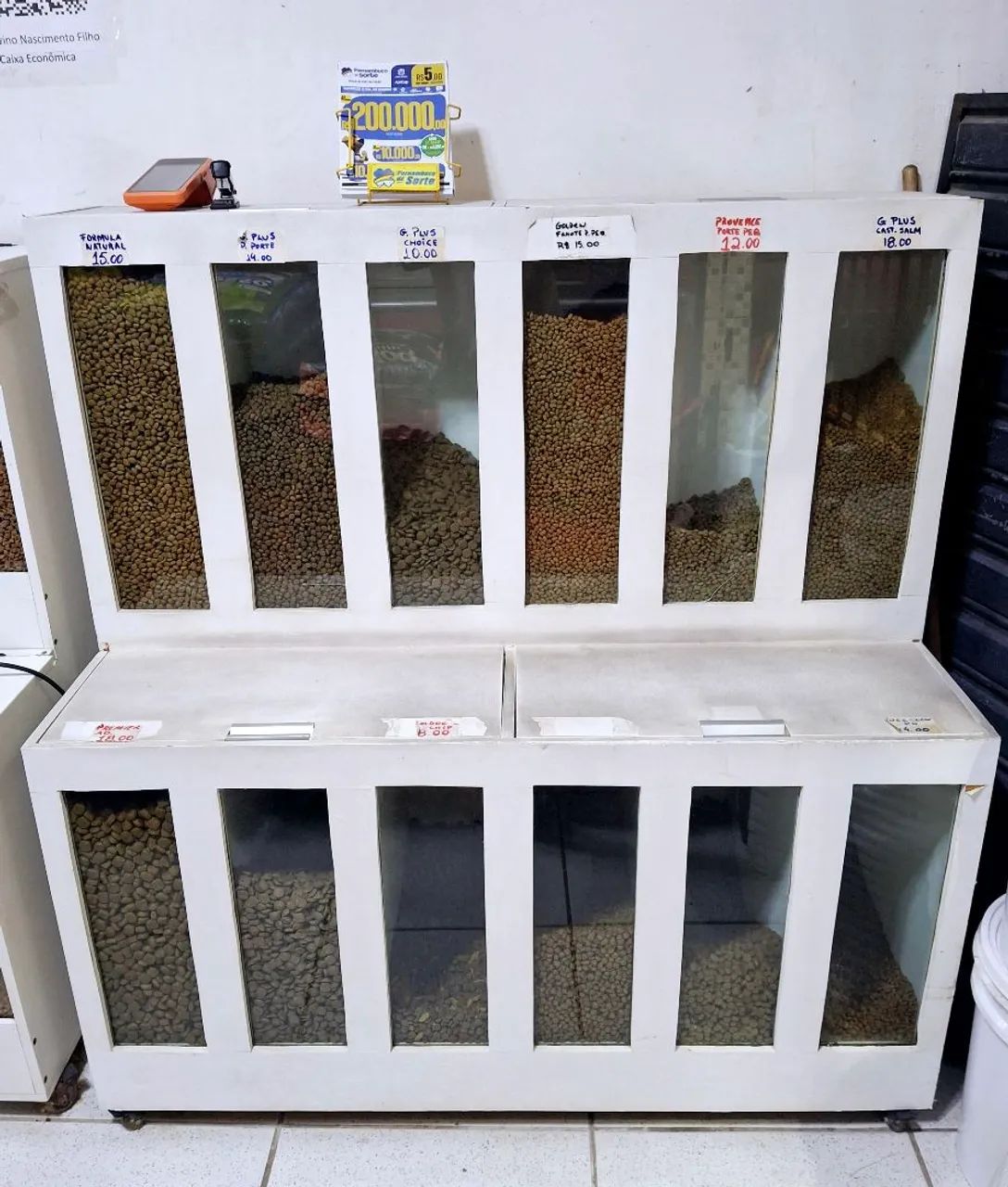 Expositor de rações no precinho